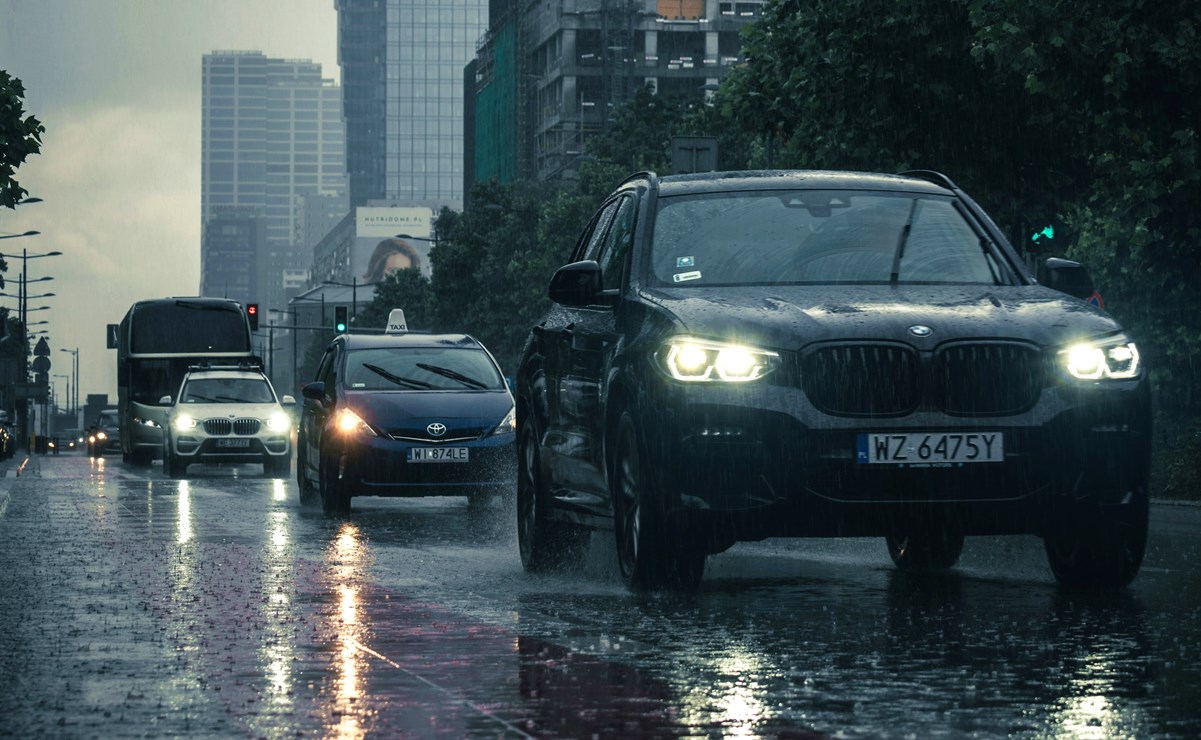 Cómo manejar un auto eléctrico en época de lluvias