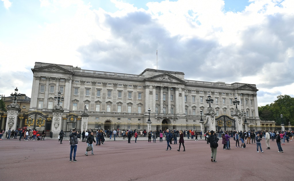 Detienen a hombre armado frente al Palacio de Buckingham en Londres