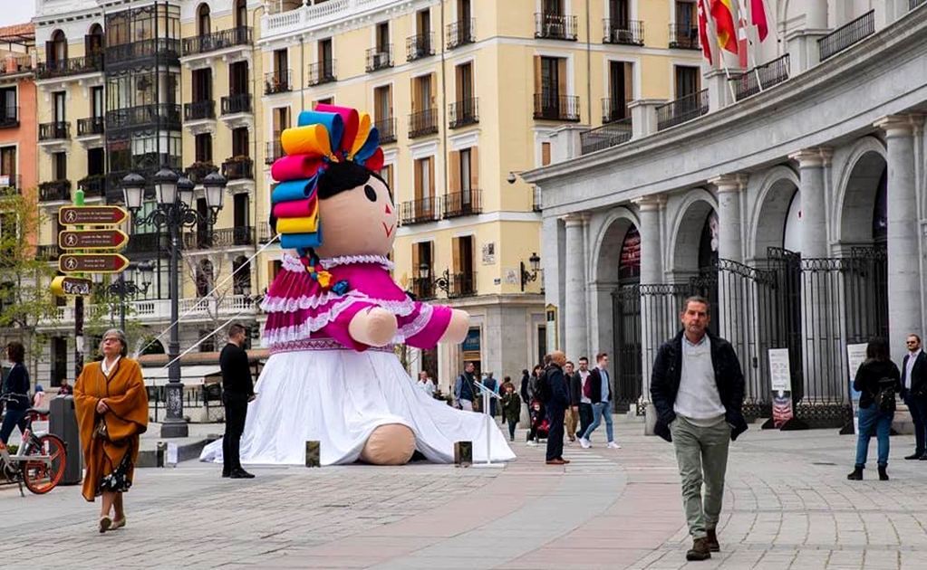 Giant Mexican doll 'Lele' travels to Spain and the UK
