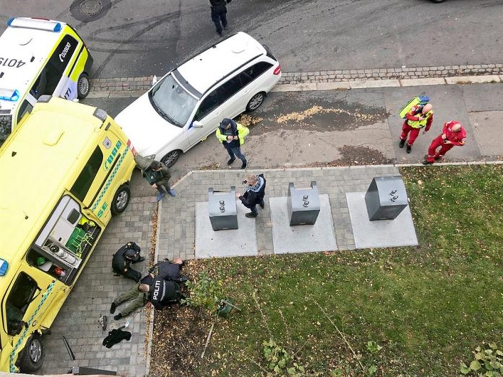 Hombre roba ambulancia y atropella a varias personas en Oslo
