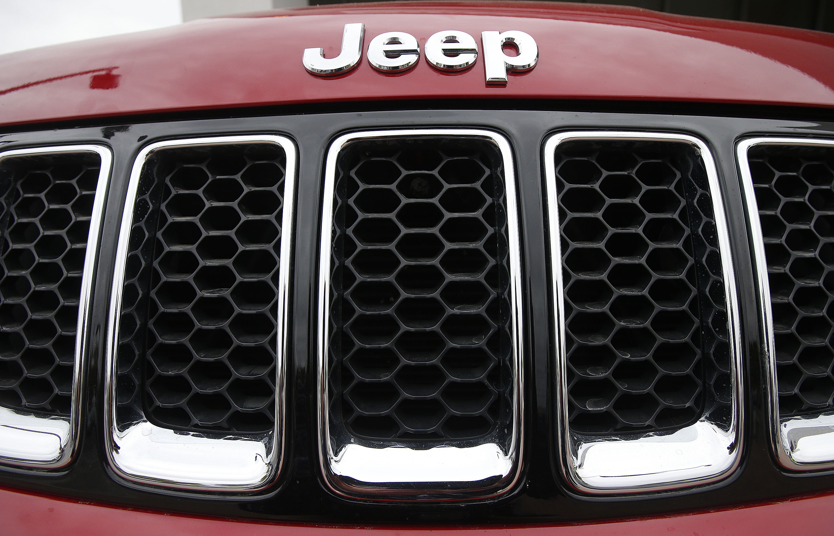 Fiat Chrysler retira 894 mil autos por fallas