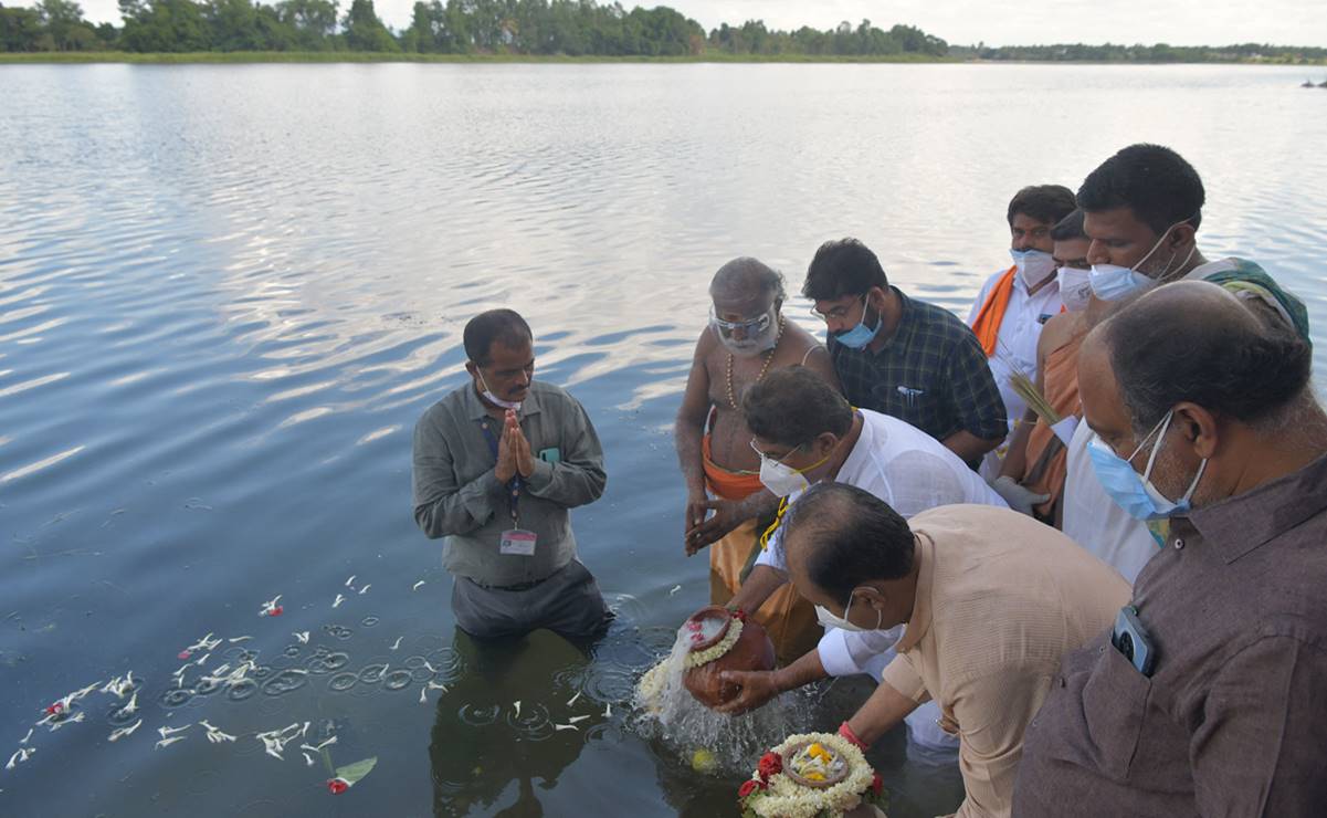 Despiden cenizas de miles de víctimas del Covid-19 en río de India
