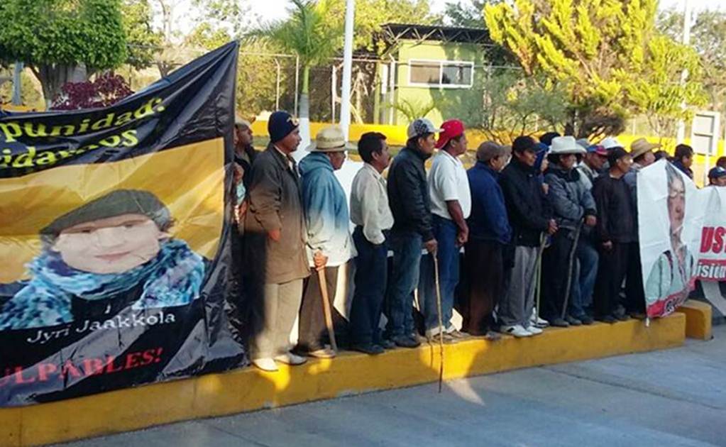  Manifestantes toman caseta de peaje en Oaxaca 