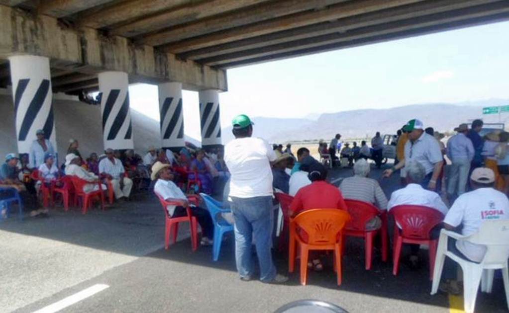Suman 22 horas de bloqueo en carretera de Oaxaca