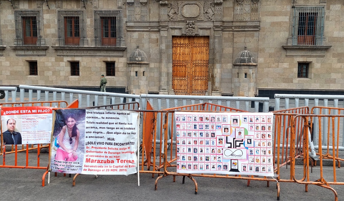 Madres buscadoras de Centroamérica instalan memorial frente a Palacio Nacional; piden a AMLO atender causa