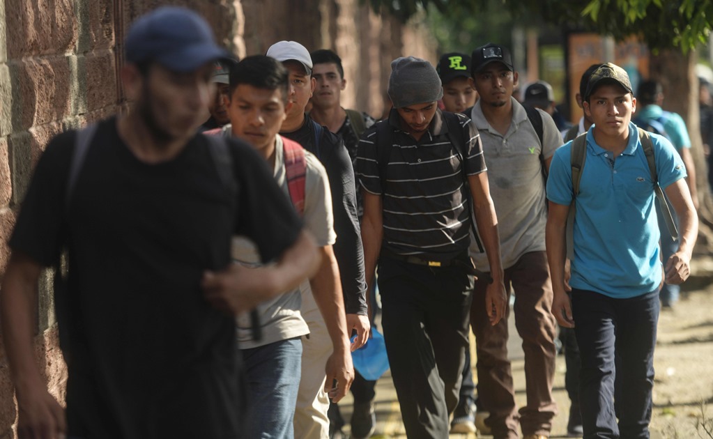 Salvadoreños migrantes llegan a frontera con Guatemala y siguen ruta a EU
