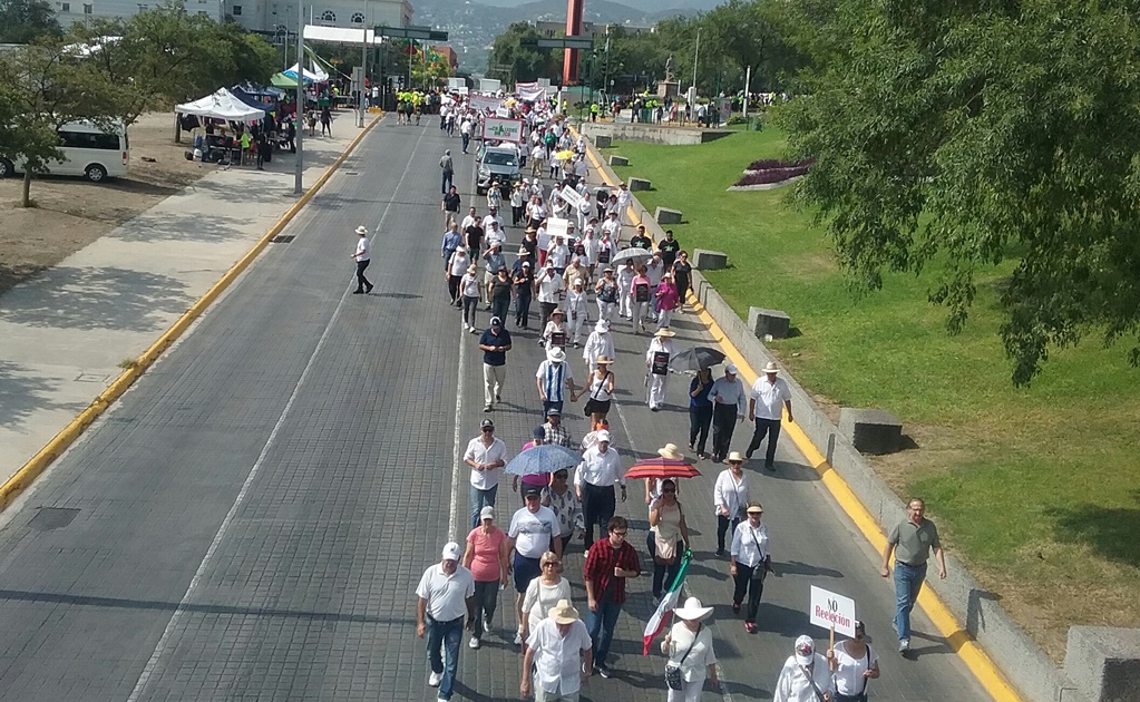 Realizan marcha anti AMLO en Nuevo León