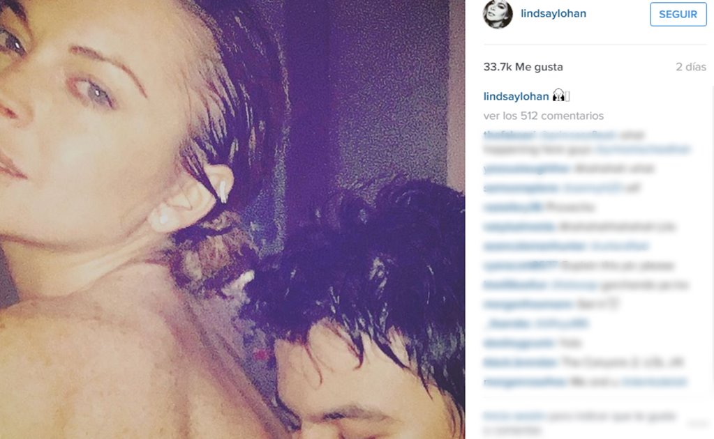 Lohan comparte foto "topless" junto a hombre