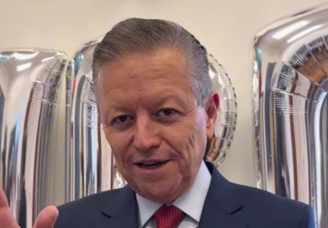 El juez Arturo Zaldívar recibe boletos para ver a Taylor Swift por su cumpleaños