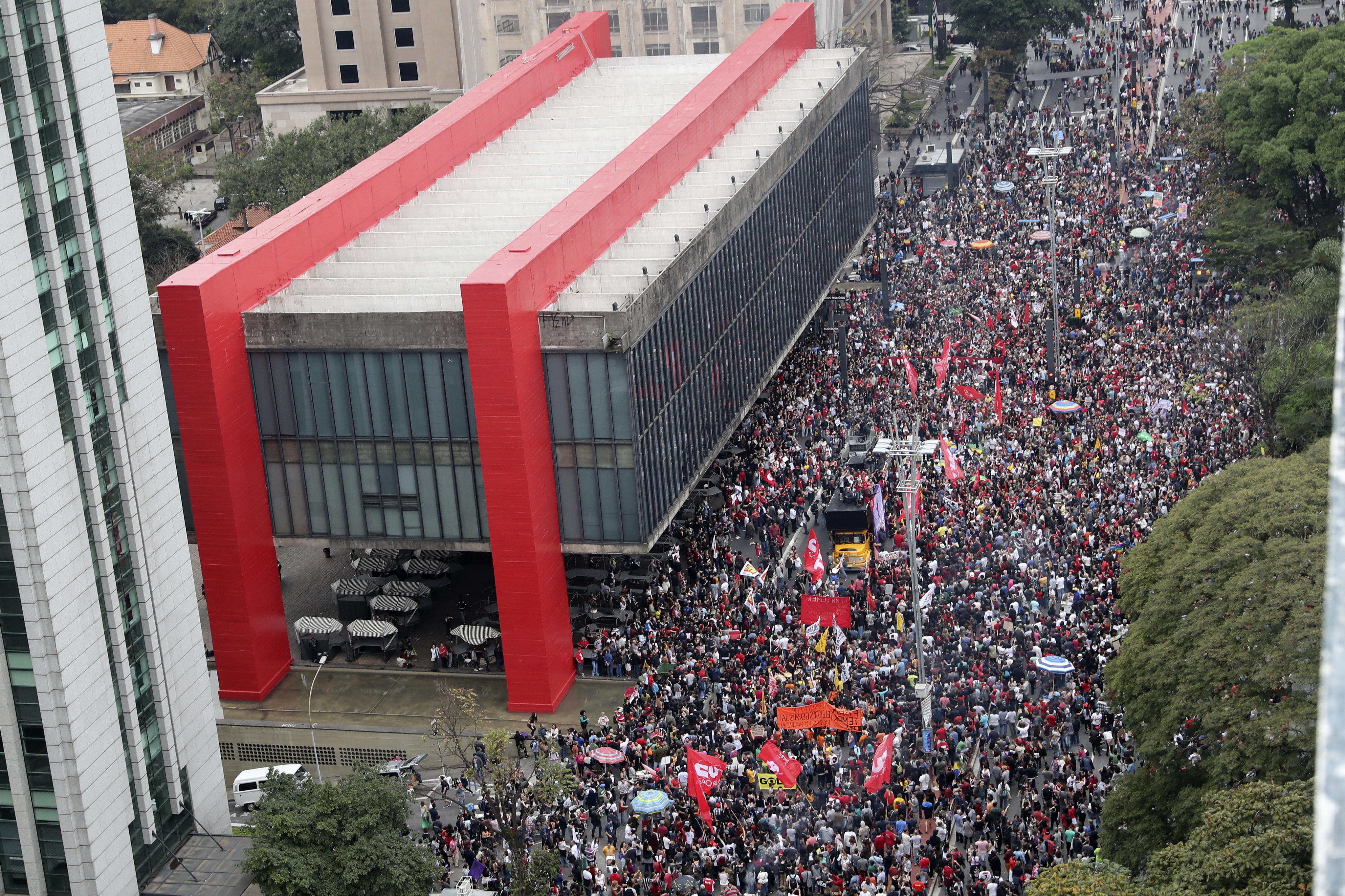 Miles protestan en Sao Paulo contra gobierno de Michel Temer