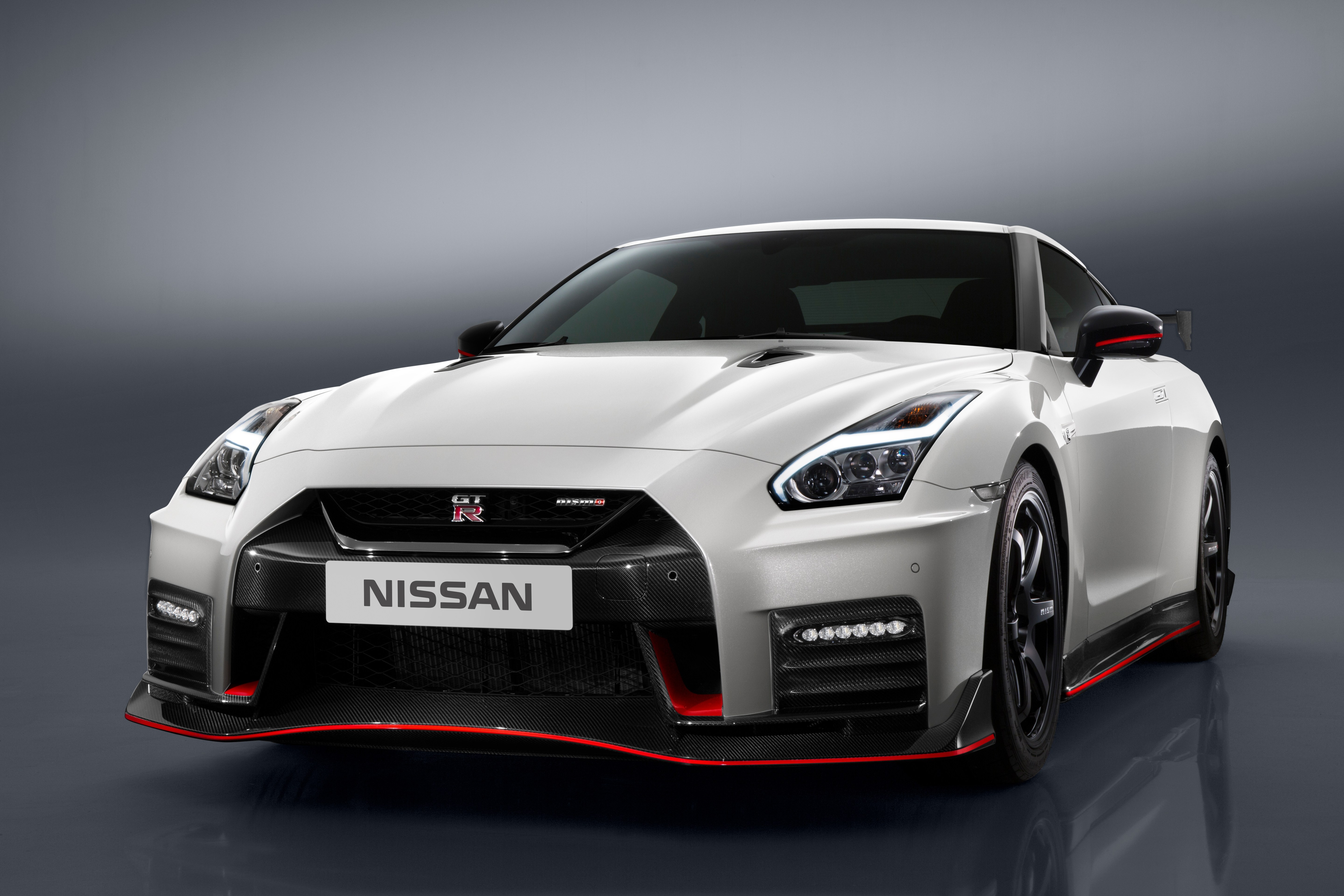 Nissan presenta el nuevo GT-R NISMO 2017