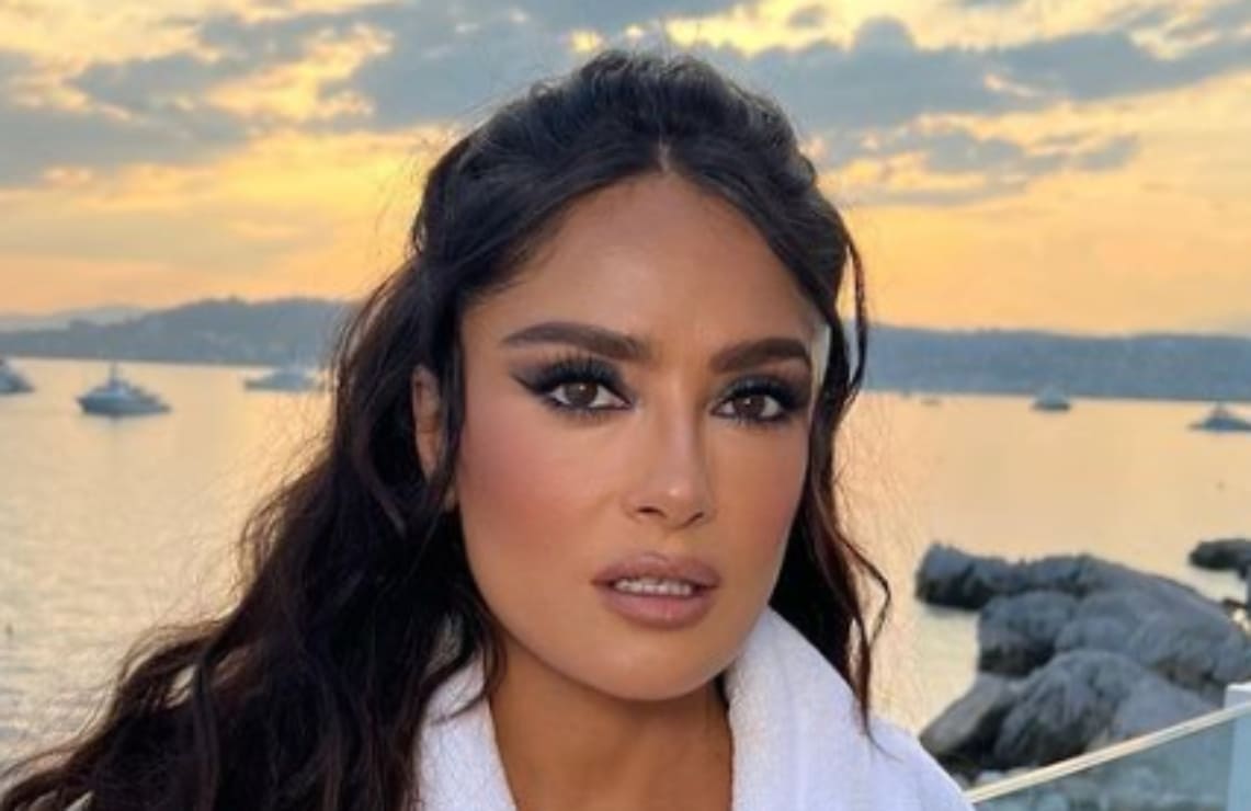 Salma Hayek luce su espectacular figura en México