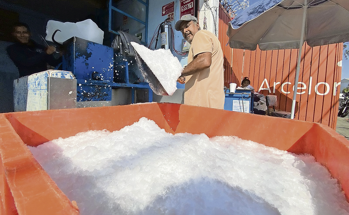 Tiendas hacen hielo y bolis sin sabor para atender demanda