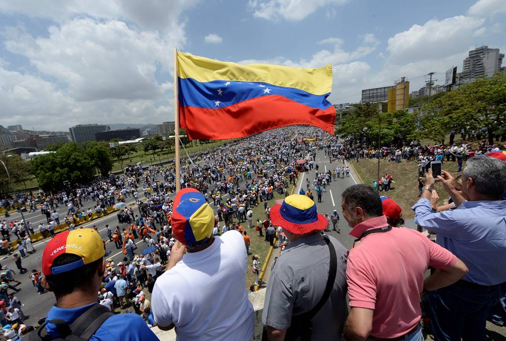 Chavistas y opositores continúan protestas; choques dejan varios heridos