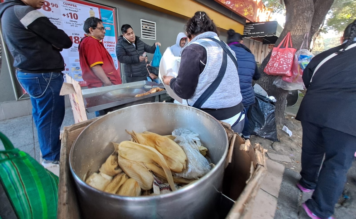 FOTOS Hacen largas filas en CDMX para "pagar" los tamales y el champurrado por el Día de la Candelaria