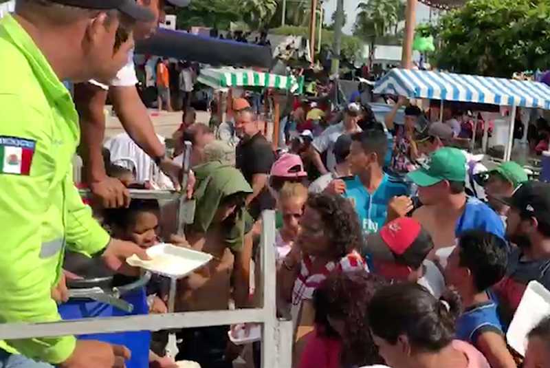 Recibe Mapastepec a caravana migrante con comida y ayuda