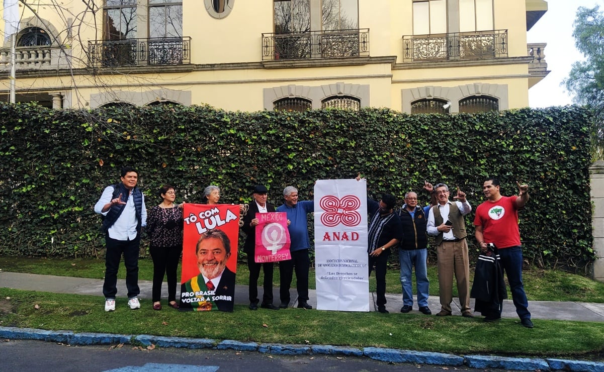 Abogados Democráticos se manifiestan frente a Embajada de Brasil en respaldo a Lula