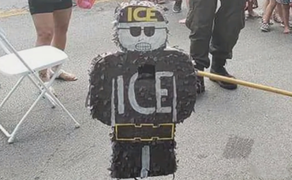 Comunidad pro-chicana rompe piñata en forma de agente del ICE en Indiana, EU 