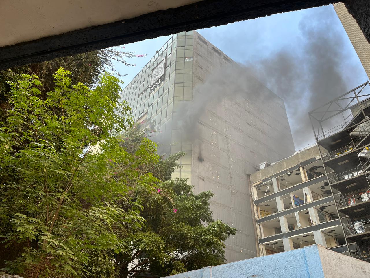 VIDEOS y FOTOS: Controlan incendio en antiguo edificio del ISSSTE en Paseo de la Reforma 