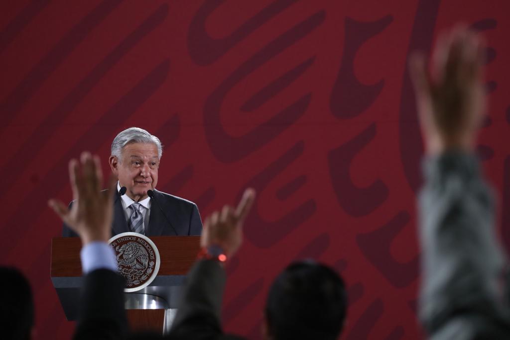 AMLO evita emitir opinión sobre uniforme neutro, “son temas polémicos”, dice