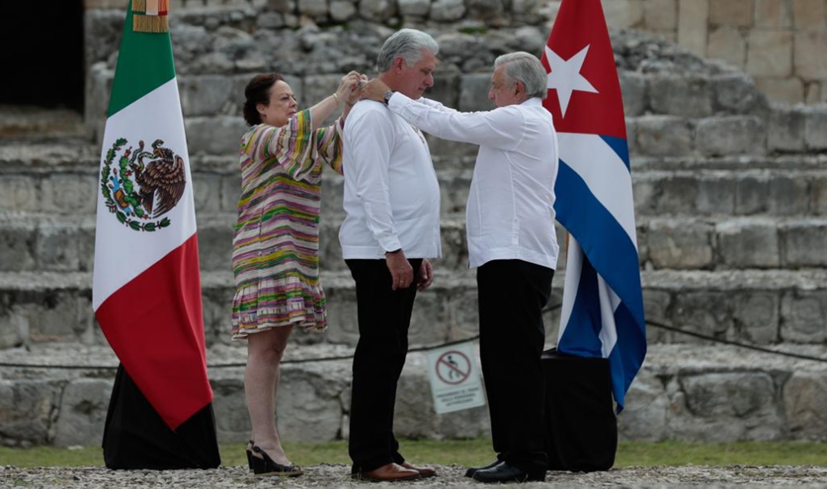 AMLO condecora a Miguel Díaz-Canel con la Orden del Águila Azteca