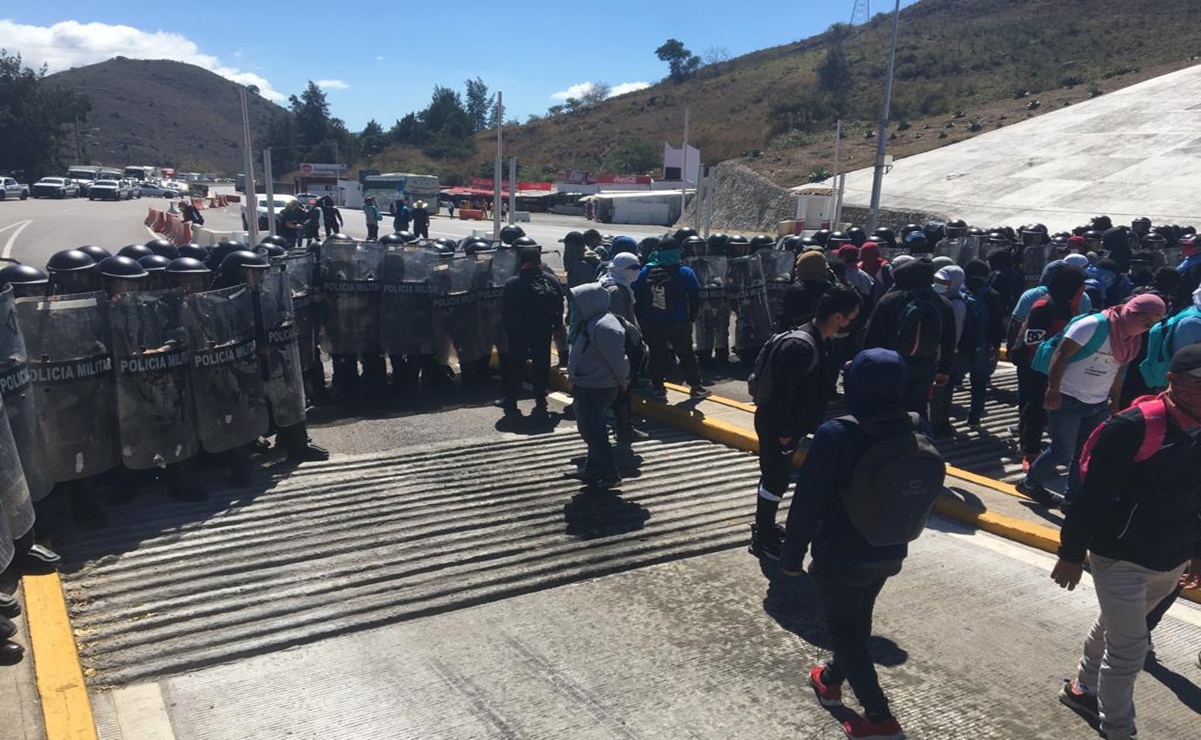 Era incecesario encapsulamiento: padres de los 43 de Ayotzinapa por enfrentamiento en caseta de Palo Blanco