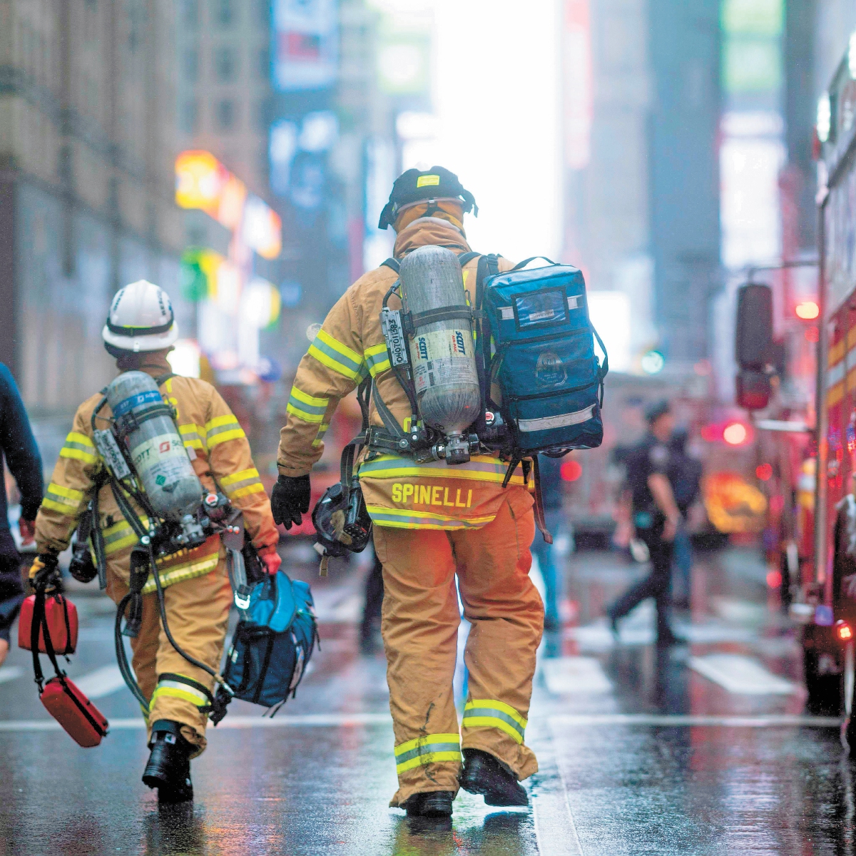 Helicóptero se estrella en torre de NY; muere piloto