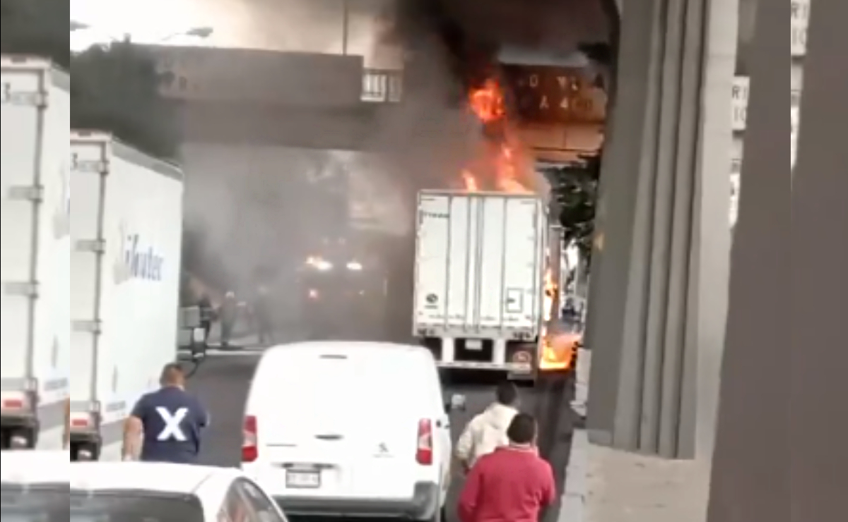 VIDEOS: Incendio consume tráiler en la México-Querétaro
