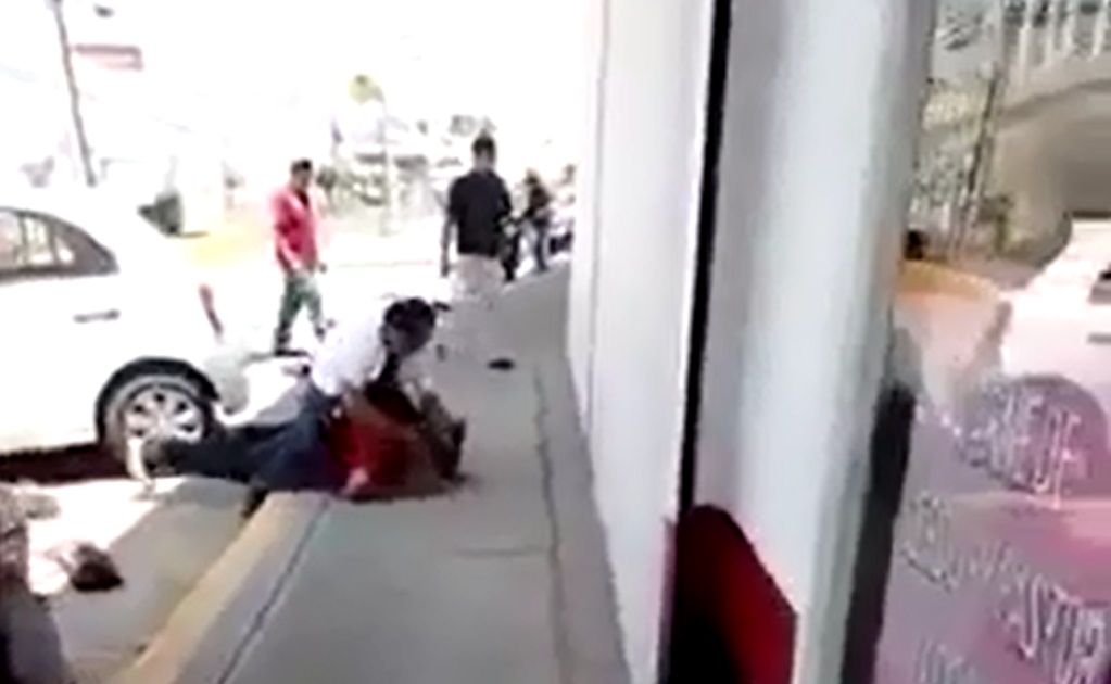 Hombre golpea a otro por patear a un perro en calles de Michoacán
