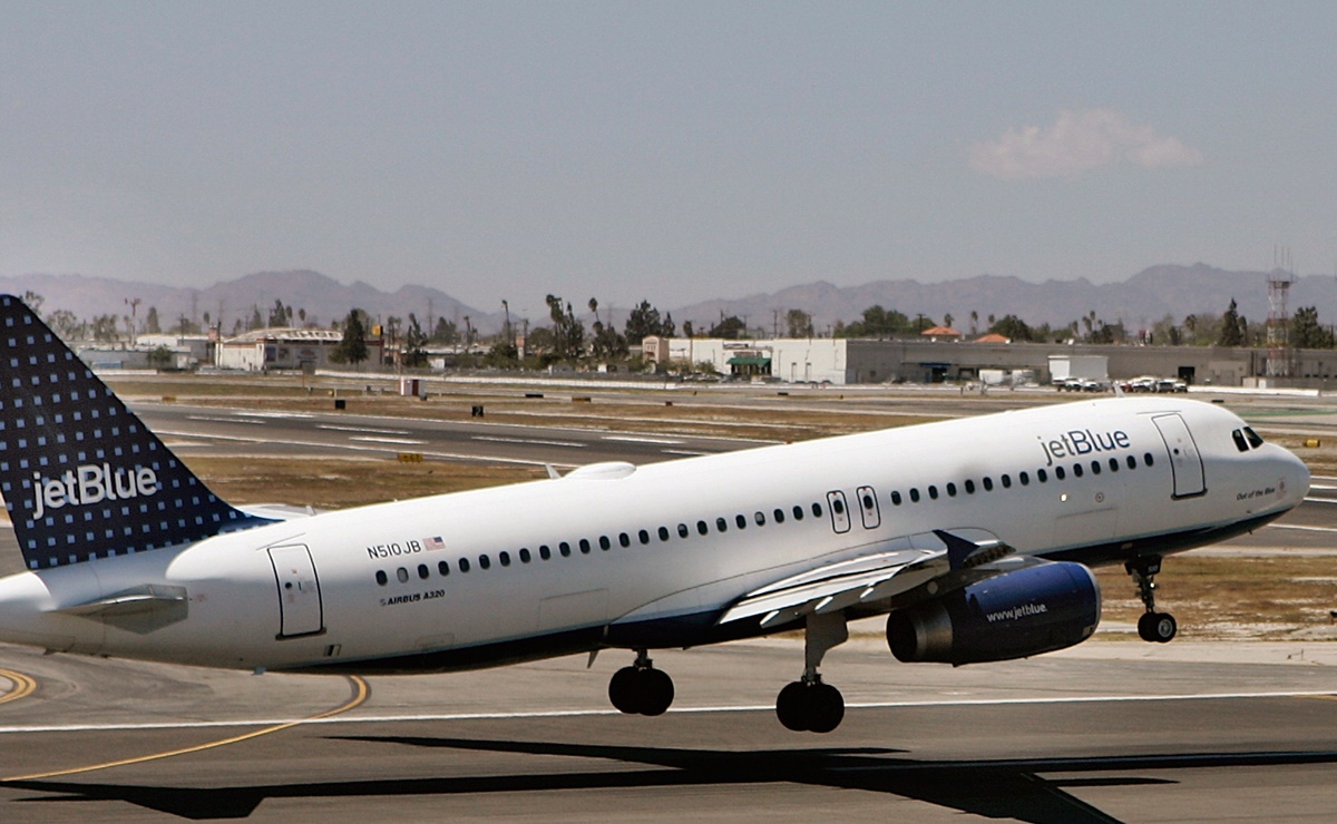 Arrestan a dos mujeres por insultar a niños en vuelo a Connecticut