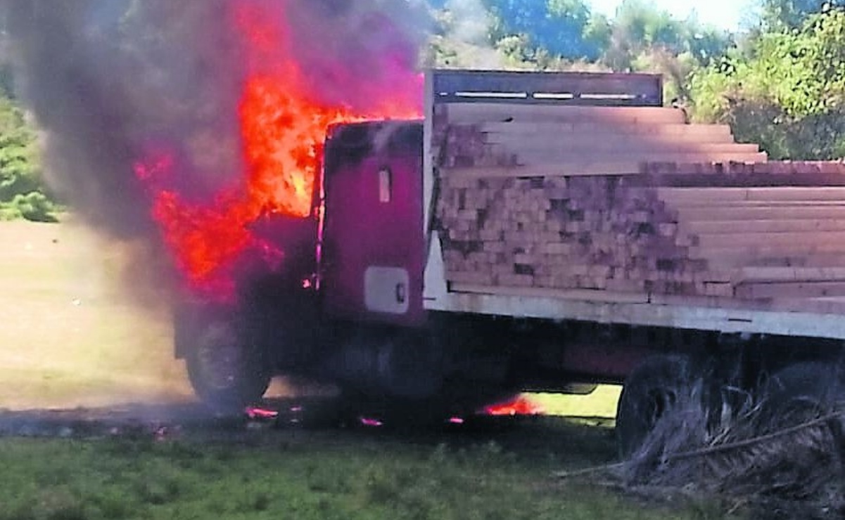 Pobladores queman camión con madera talada ilegalmente