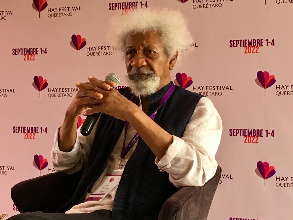 “Gracias a Dios, la literatura es un escape”: Soyinka