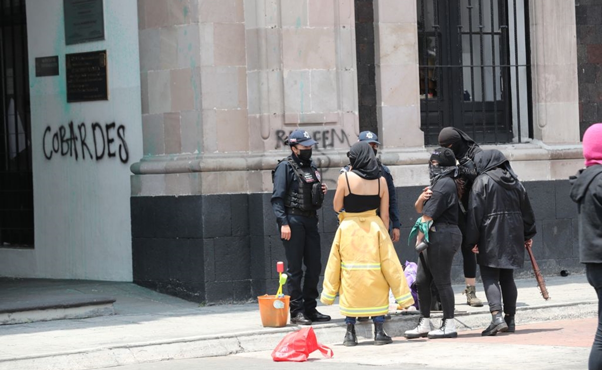 Feministas vandalizan Palacio Municipal de Toluca; acusan agresiones de comerciantes 