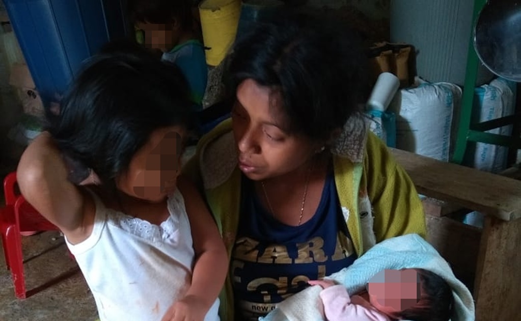 Mujer da a luz en patio de centro de salud en Oaxaca