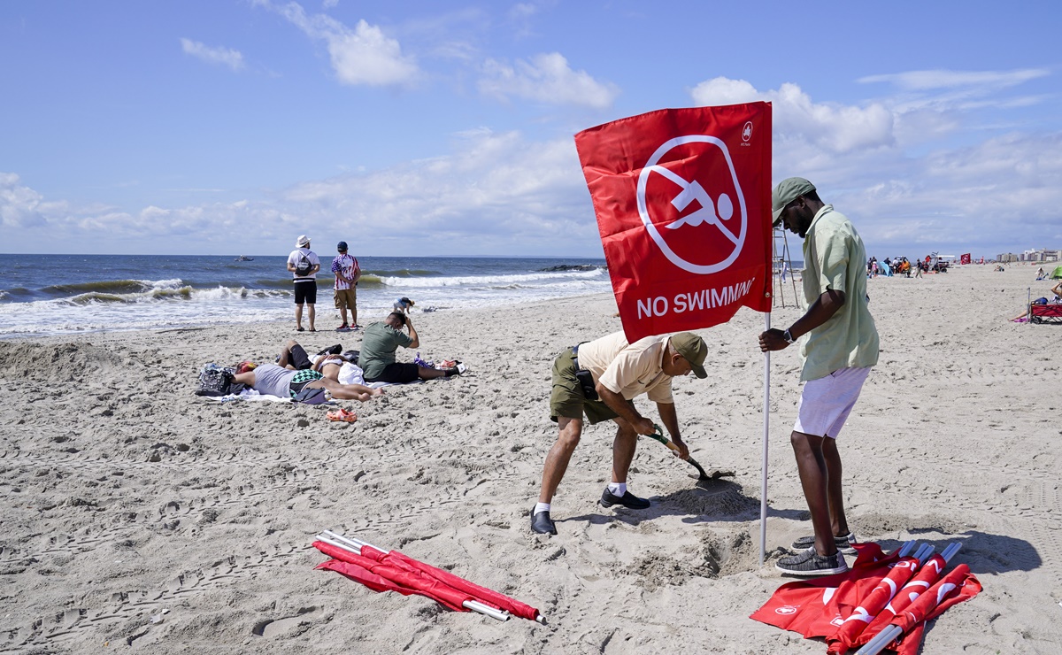 Cierran una de las playas más icónicas de Nueva York por el ataque de un tiburón