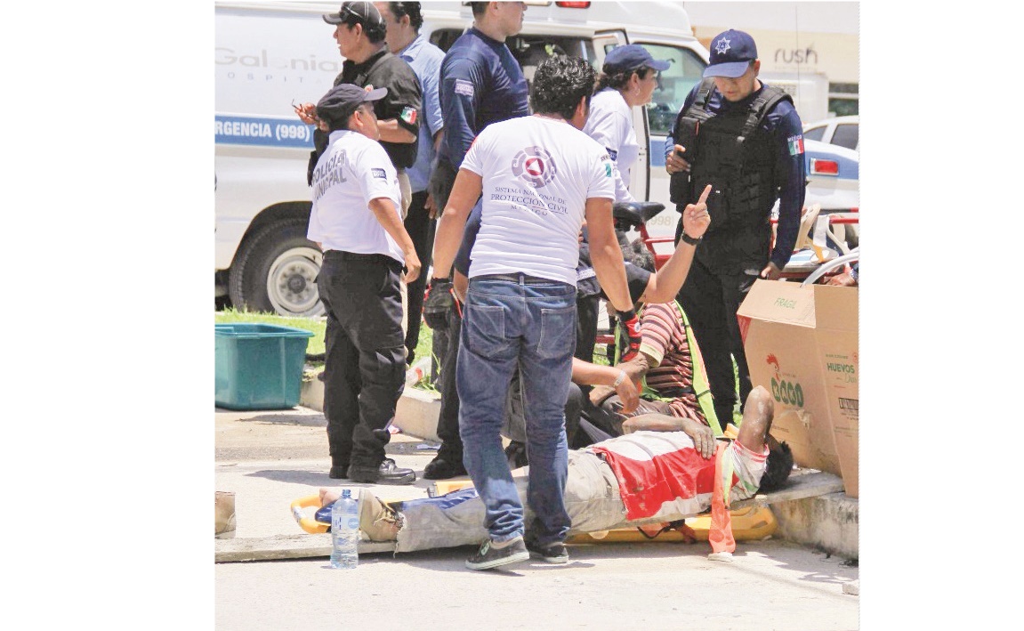 Dos muertos y 13 heridos deja derrumbe en plaza