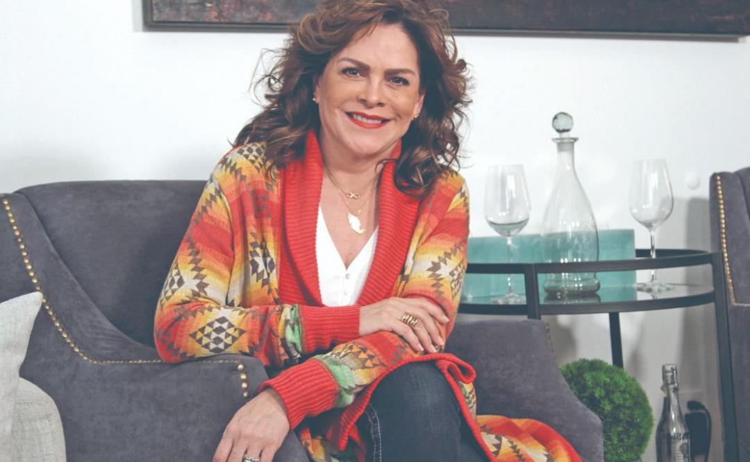 Entre empujones y gritos, Mara Patricia Castañeda llegó al estreno de la serie de Vicente Fernández