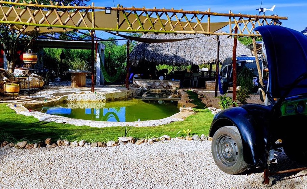 En este lugar de la selva de Yucatán puedes dormir en un vocho o en una combi