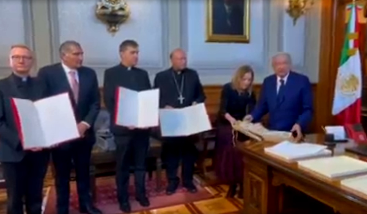 Recibe AMLO Códice histórico y una carta del Papa Francisco por celebración de Independencia