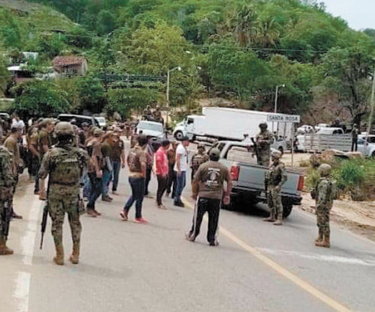 Miembros de GN siguen detenidos por segundo día