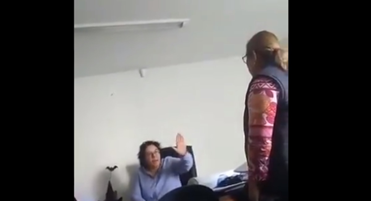 Exhiben en video a funcionaria de Puebla insultando a empleada; presenta renuncia  