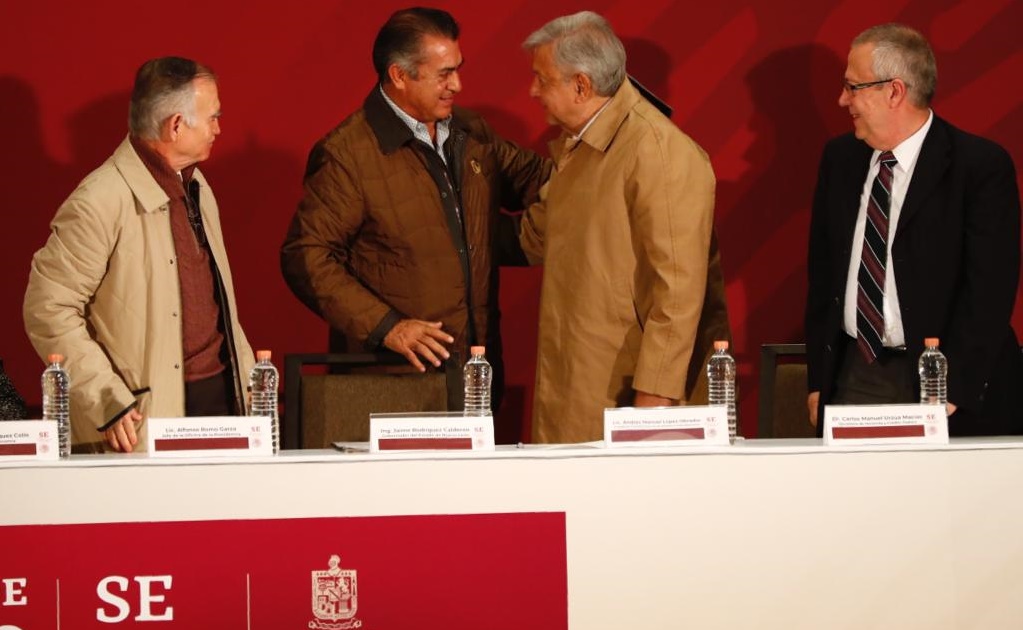 AMLO firma decreto para bajar impuestos y aumentar salario en la frontera norte