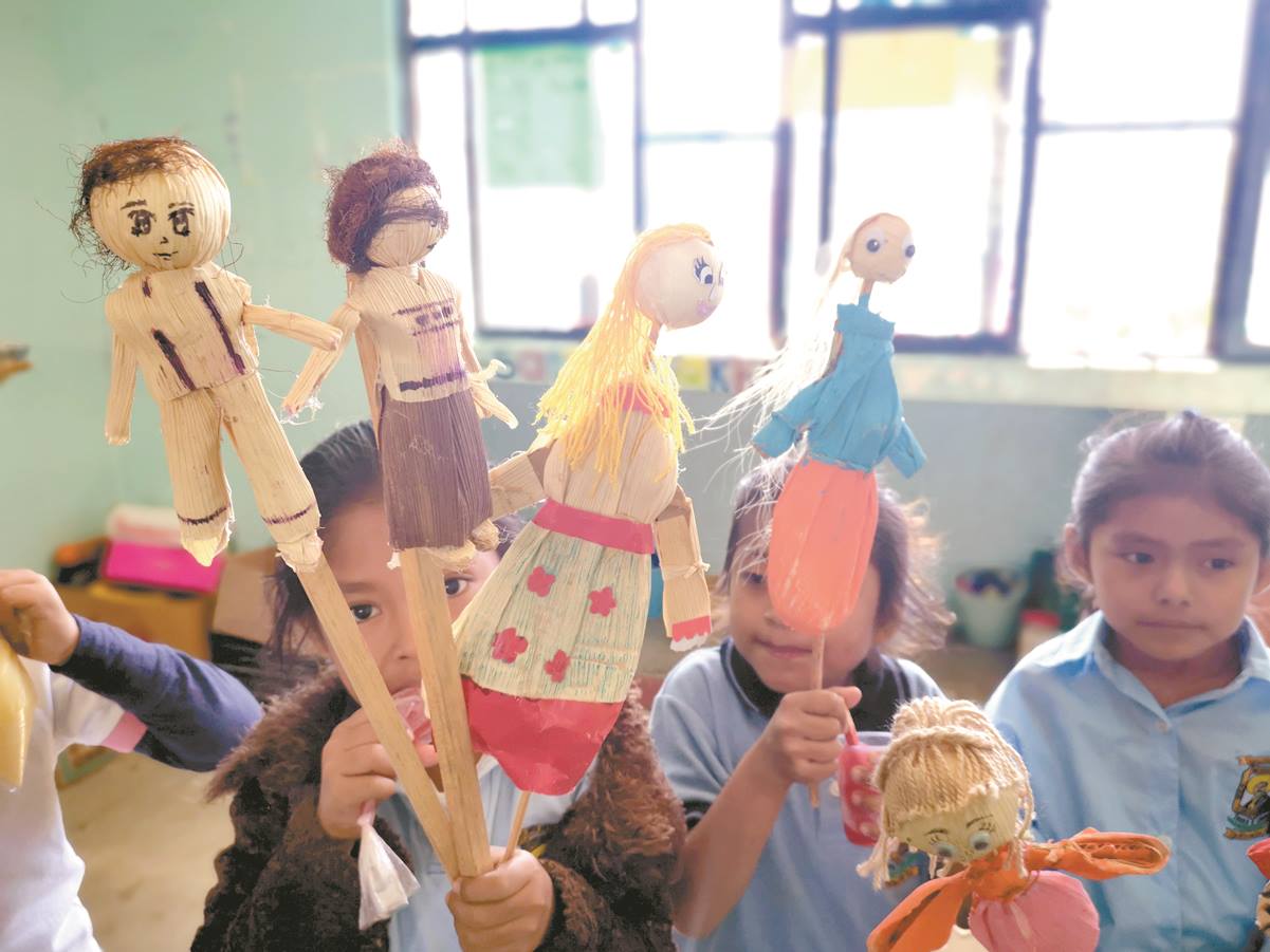 Niños ikoots dan vida a juguetes ancestrales
