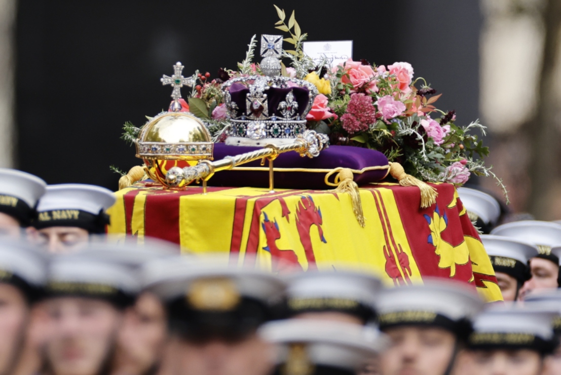 10 fotografías de momentos que marcaron la histórica despedida de Isabel II