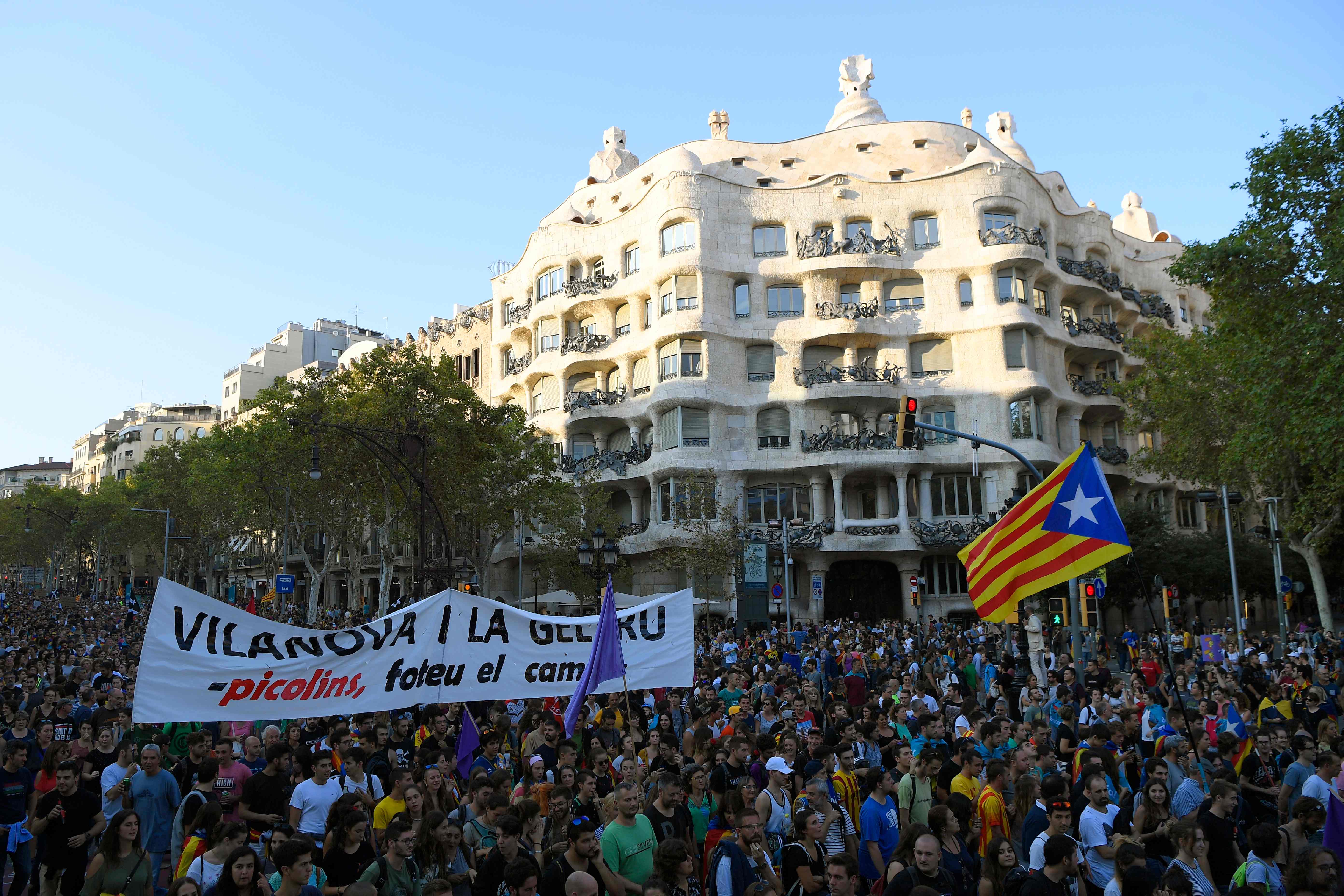 Miles protestan en Cataluña contra represión de la policía española