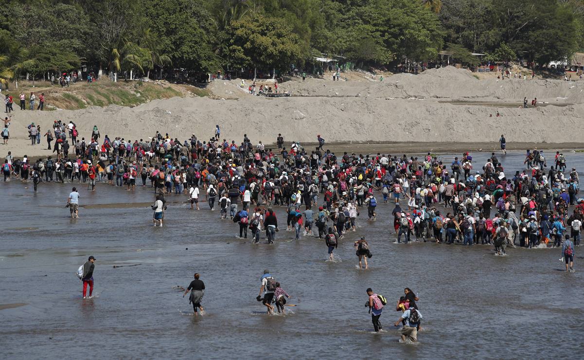 Migrantes centroamericanos cruzan a México a través de río Suchiate
