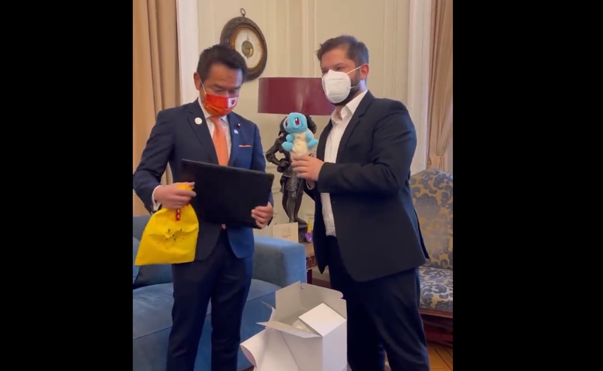Gabriel Boric recibe muñeco de Pokémon y pokebola del ministro de Japón 