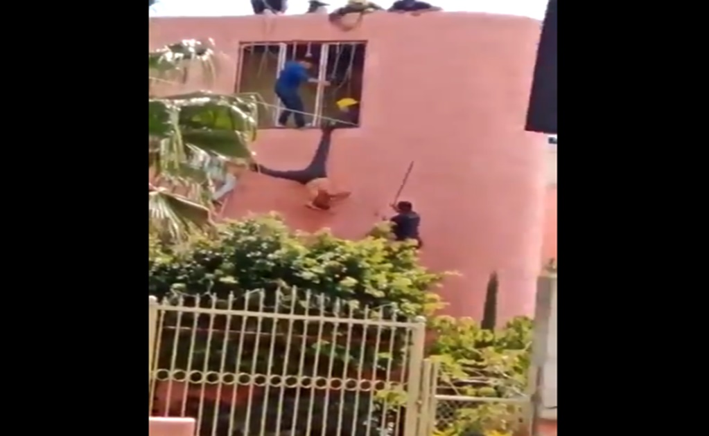 Investigan a policía que usó como "piñata" a ladrón en Jalisco 