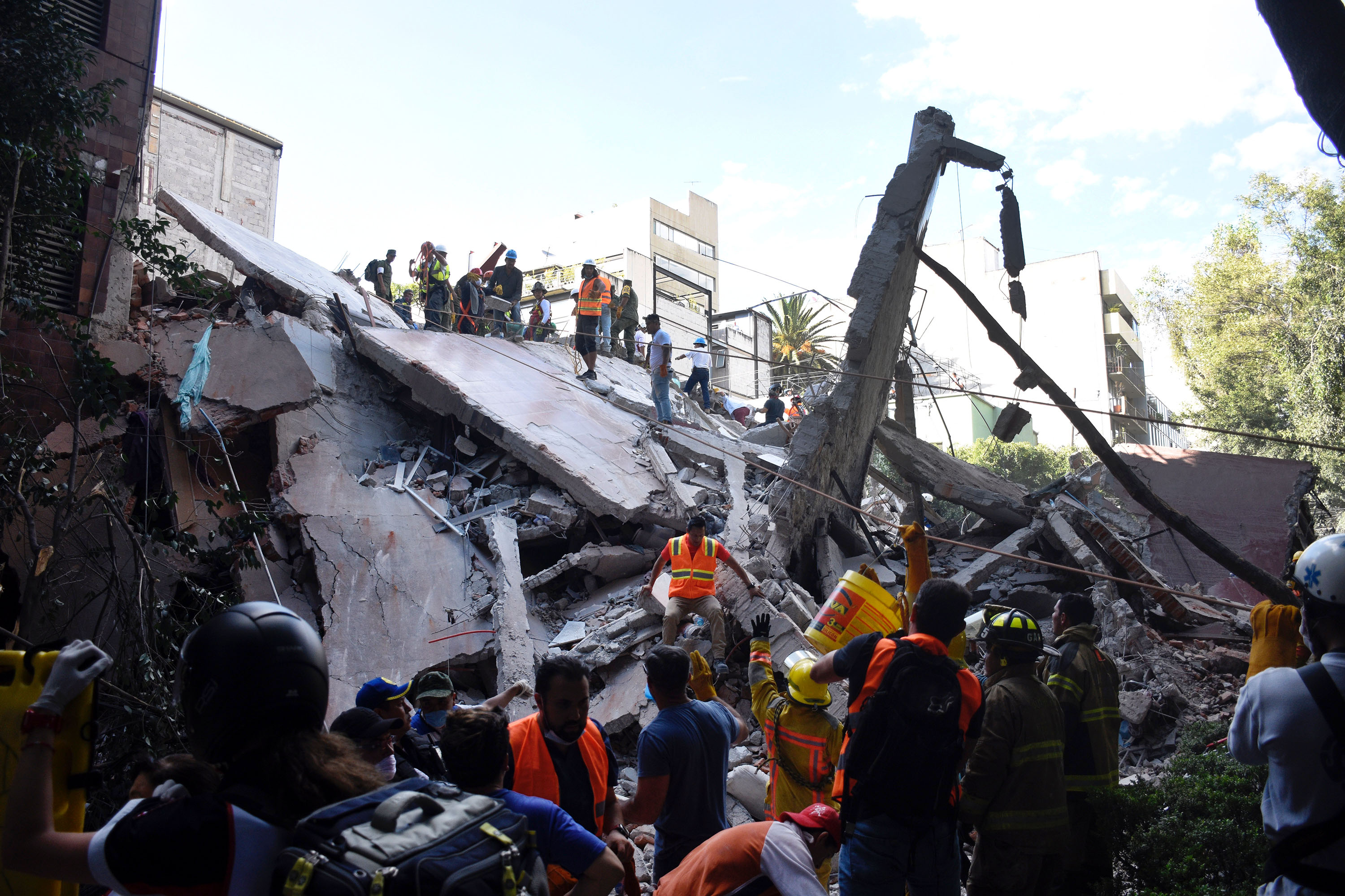 Constructoras apoyan en rescate y remoción de escombros tras sismo