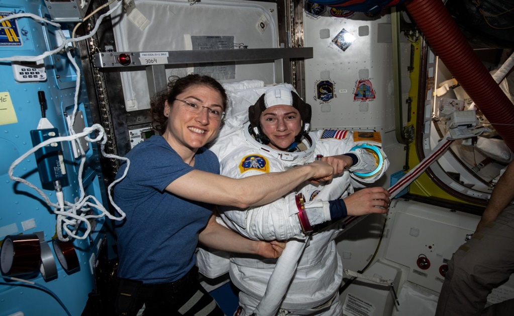 Dos mujeres realizan por primera vez una caminata espacial juntas